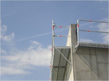 Layher Bautechnik: Absturzsicherung für Biogasanlagen, Fahrsilos und Rundgehälter