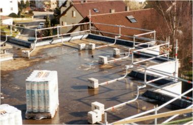 Layher Bautechnik: Flachdachgeländer (verzinkt oder Alu)