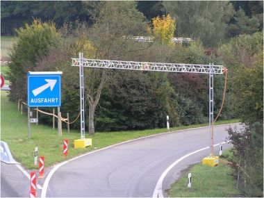 Layher Bautechnik: Kabelbrücken auf Dreieckstütze