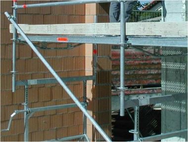 Layher Bautechnik: Kurbelbock-Aufstockung mit Layher-Allround